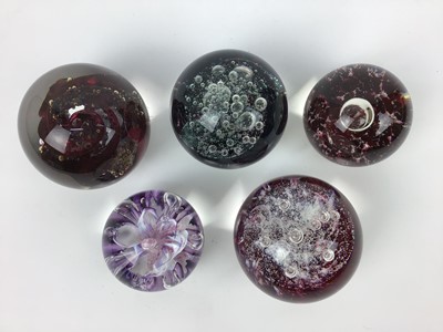 Lot 99 - Five Selkirk art glass paperweights by Peter Holmes (5)