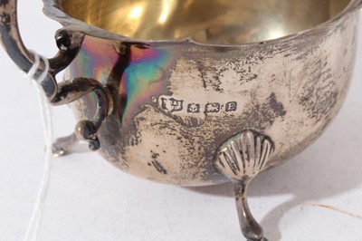 Lot 169 - George V silver sauce boat of conventional form (Birmingham 1929) together with another similar (Sheffield 1934), maker Viners, all at approximately 6oz (2)