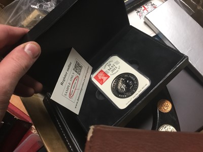 Lot 366 - World - Mixed coins & accessories to include British Mint coin set 'D-Day 75th Anniversary 1944-2019' (boxed with Certificate of Authenticity), United States six coin proof sets 1976, 1979, British...