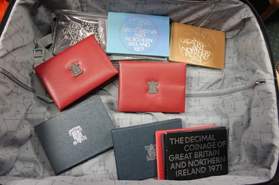 Lot 416 - G.B. - The Royal Mint mixed coin proof sets to include 1971, 1972, 1973, 1974, 1975, 1976, 1977, 1978, 1979, 1980, 1981, 1982, & in blue cases of issue 1983, 1984, 1985, 1986, 1987, 1988, & in delu...