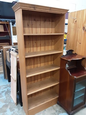 Lot 1081 - Pine open bookcase