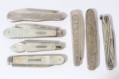 Lot 196 - William IV mother of pearl fruit knife with silver blade (Sheffield 1835) together three other fruit knives with silver blades (various dates) and three other pen knives with white metal mounts (7)