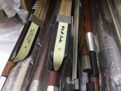 Lot 163 - Large collection of modern bows