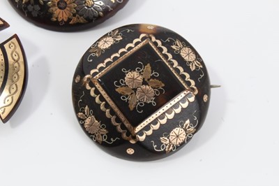 Lot 4 - Group of five 19th century tortoishell piqué work brooches various, with floral and lattice work decoration. 32-35mm diameter