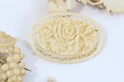 Lot 14 - Group of antique ivory, bone and similar  jewellery to include a 1920s carved ivory pendant with central amethyst cabochon, finely carved 19th century Dieppe ivory brooch depicting roses, and other...