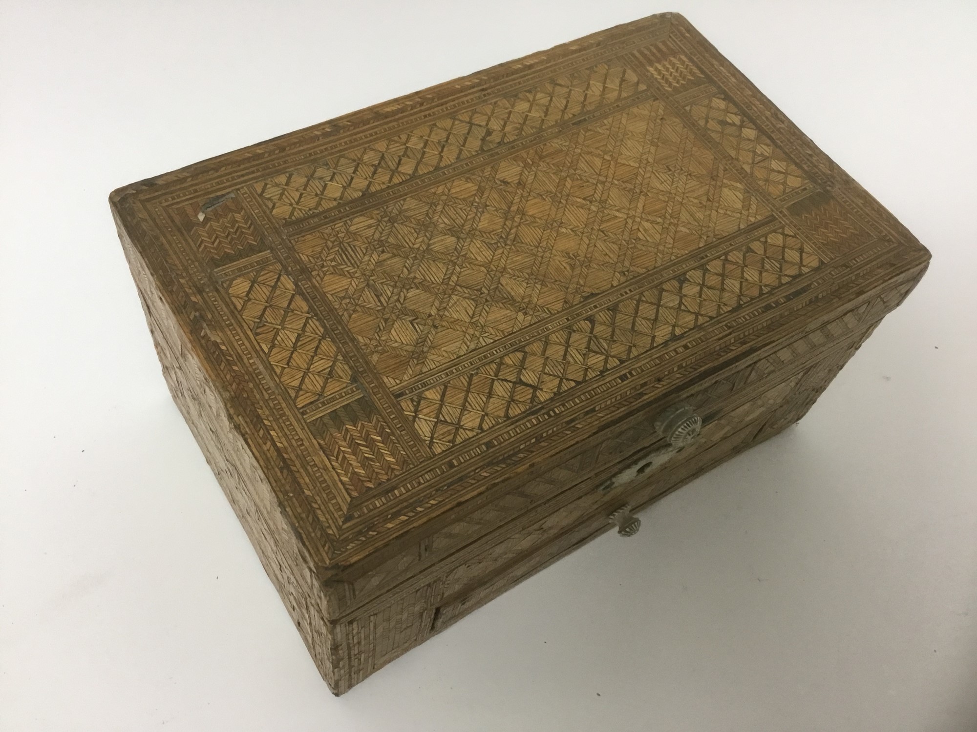 Lot 71 - Napoleonic prisoner of war straw-work box