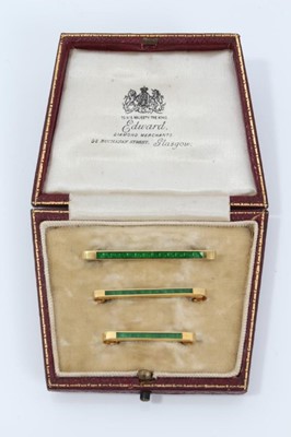 Lot 95 - Set of three good quality Edwardian 15ct gold and green enamel graduated collar/ tie bars in original fitted case retailed by Edward, Glasgow .