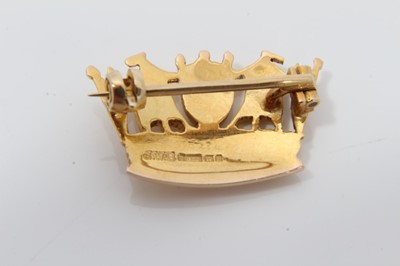 Lot 97 - Lady's 9ct gold Mural Naval crown brooch in fitted Goldsmiths and silversmiths case