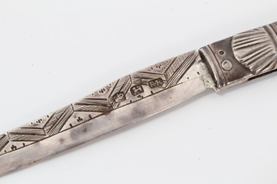 Lot 100 - Georgian silver soft fruit folding pocket knife with engraved silver blade, cast shell motives and wave carved and green stained ivory side plates, 15 cm open