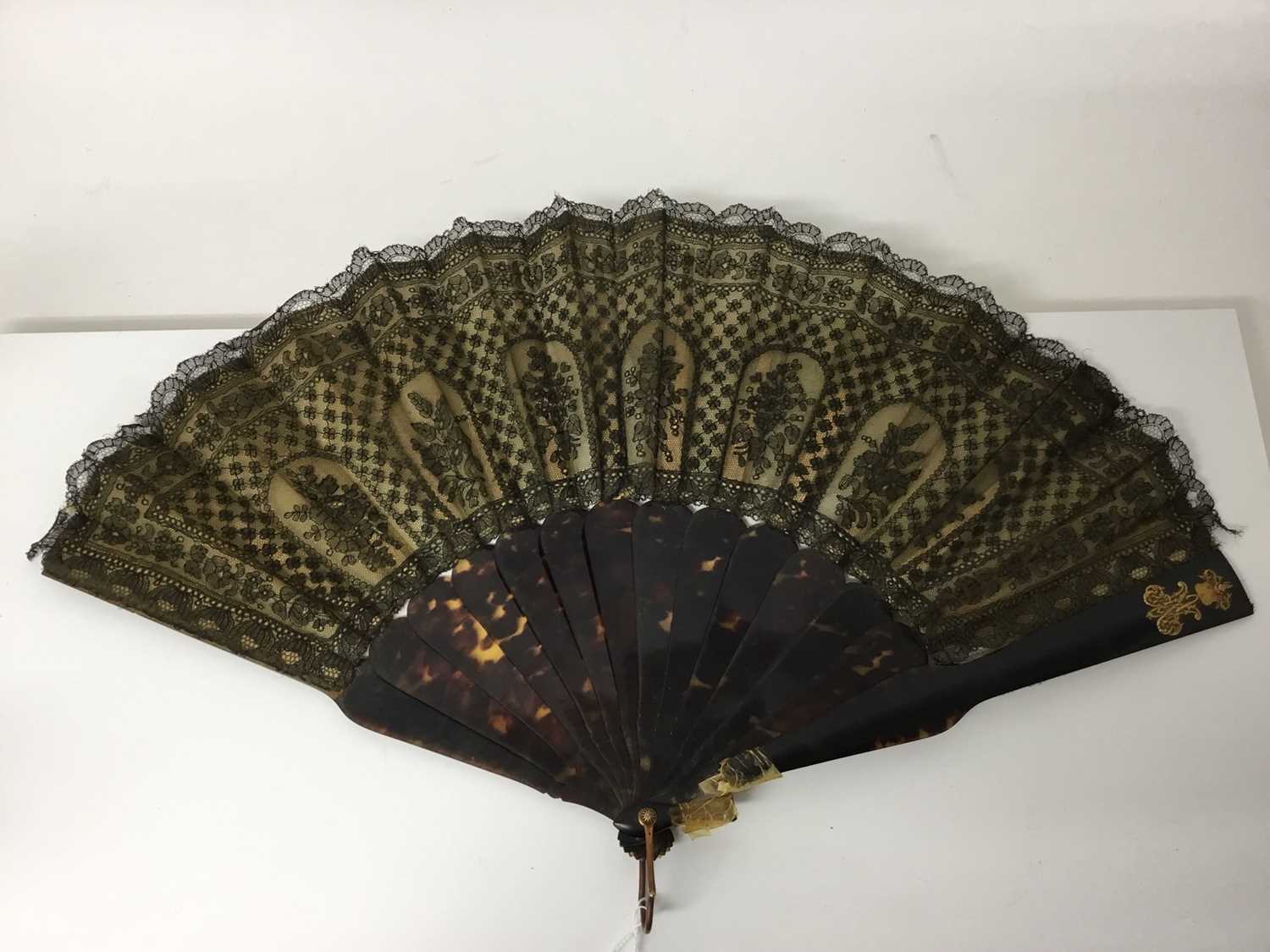 Lot 341 - 19th century tortoishell and black lace fan