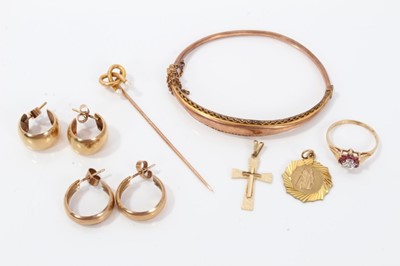 Lot 218 - 9ct gold jewellery, to include bracelet, tie pin, fancy stone cluster ring, two pairs of hoop earrings, crucifix, St Christopher medallion 
  
total weight 17.5g