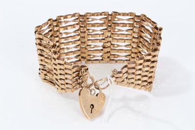 Lot 262 - Ladies 9ct gold broad gate bracelet, 21.6 grams