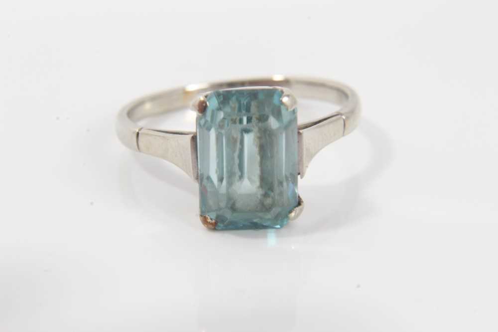 Lot 267 - Ladies Art Deco 9ct white gold and blue stone dress ring