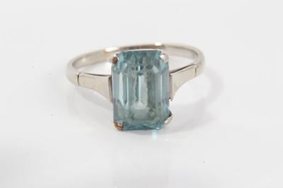 Lot 267 - Ladies Art Deco 9ct white gold and blue stone dress ring