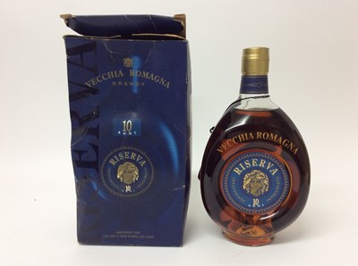 Lot 21 - Ten assorted bottles to include: Glenmorangie 10 Years Old, 70cl and 35cl, both in ordinal boxes. Two bottles of Dimple, Vecchia Romagna Brandy and other bottles