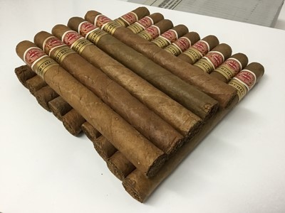 Lot 131 - Cigars - group of 14 Romeo Y Julieta Churchills cigars