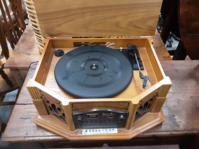Lot 6 - Modern record player / cd player