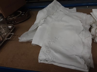 Lot 146 - Lot of lace and linen