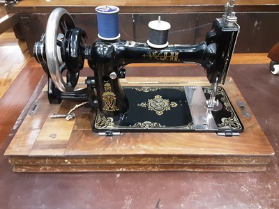 Lot 1093 - Vintage Defiance N3 sewing machine in case
