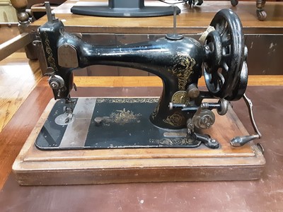 Lot 1094 - Vintage Singer sewing machine in case