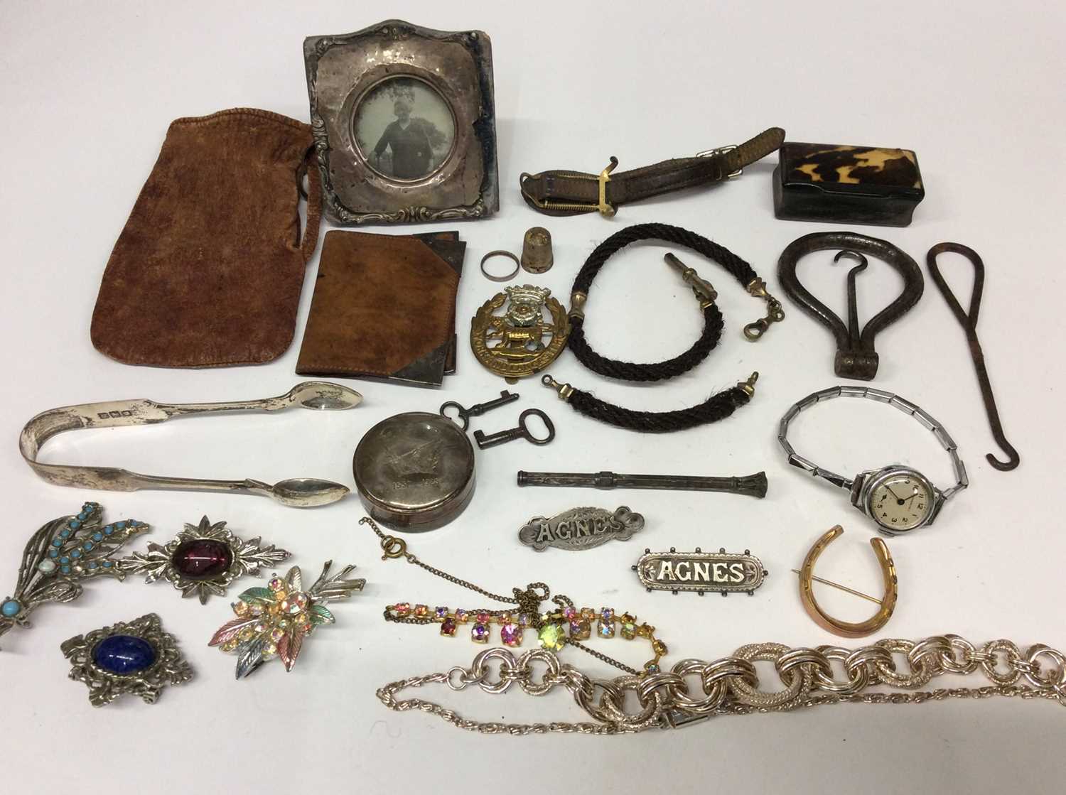 Lot 657 - Victorian and later jewellery and silver items