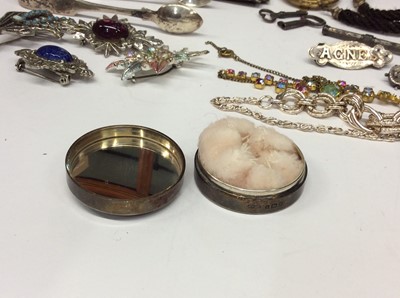 Lot 657 - Victorian and later jewellery and silver items