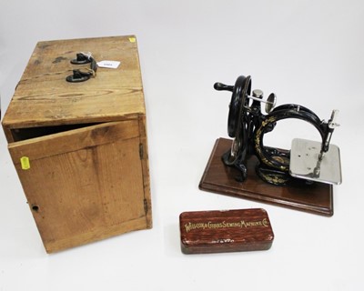 Lot 1905 - Vintage Wilcox & Gibbs sewing machine in pine case