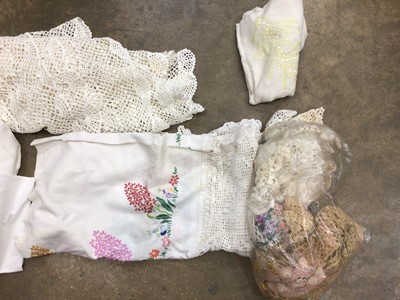 Lot 278 - Lot of lace and linen