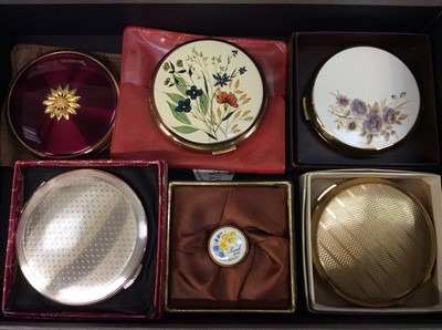 Lot 683 - Silver Kigu powder compact in original box, other vintage compacts and Crummles enamel pot