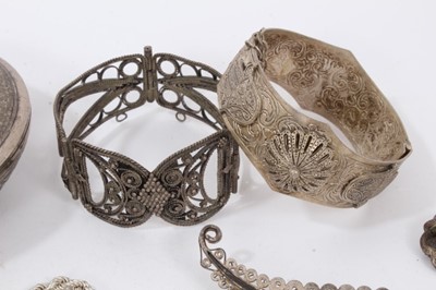 Lot 32 - Group silver and white metal jewellery