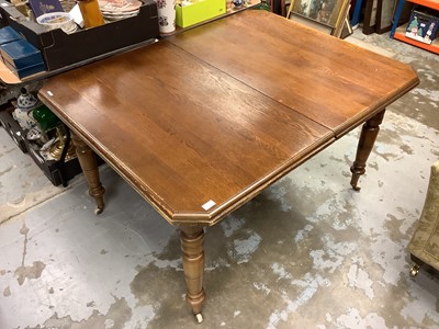 Lot 1042 - Edwardian wind-out extending dining table with extra leaves on turned legs