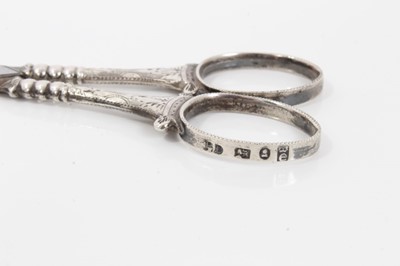 Lot 374 - Pair of Georgian silver sewing scissors, bone cotton reel, shagreen  box