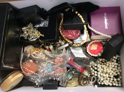 Lot 30 - Quantity costume jewellery, wristwatches and bijouterie