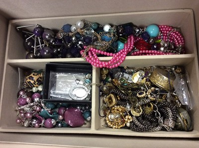Lot 30 - Quantity costume jewellery, wristwatches and bijouterie