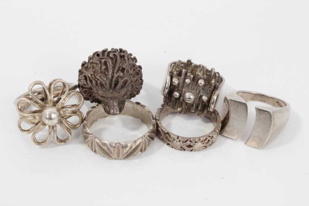 Lot 35 - Six silver and white metal rings