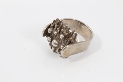 Lot 35 - Six silver and white metal rings