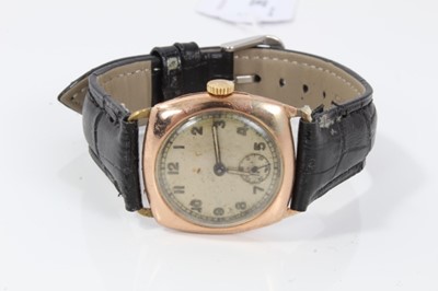Lot 36 - 1940s gentleman's 9ct gold cased wristwatch on black leather strap
