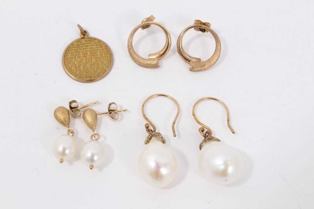 Lot 78 - 9ct gold earrings and 9ct gold pendant