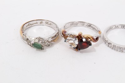 Lot 79 - 10k white gold green stone and diamond ring, together with four silver gem set dress rings