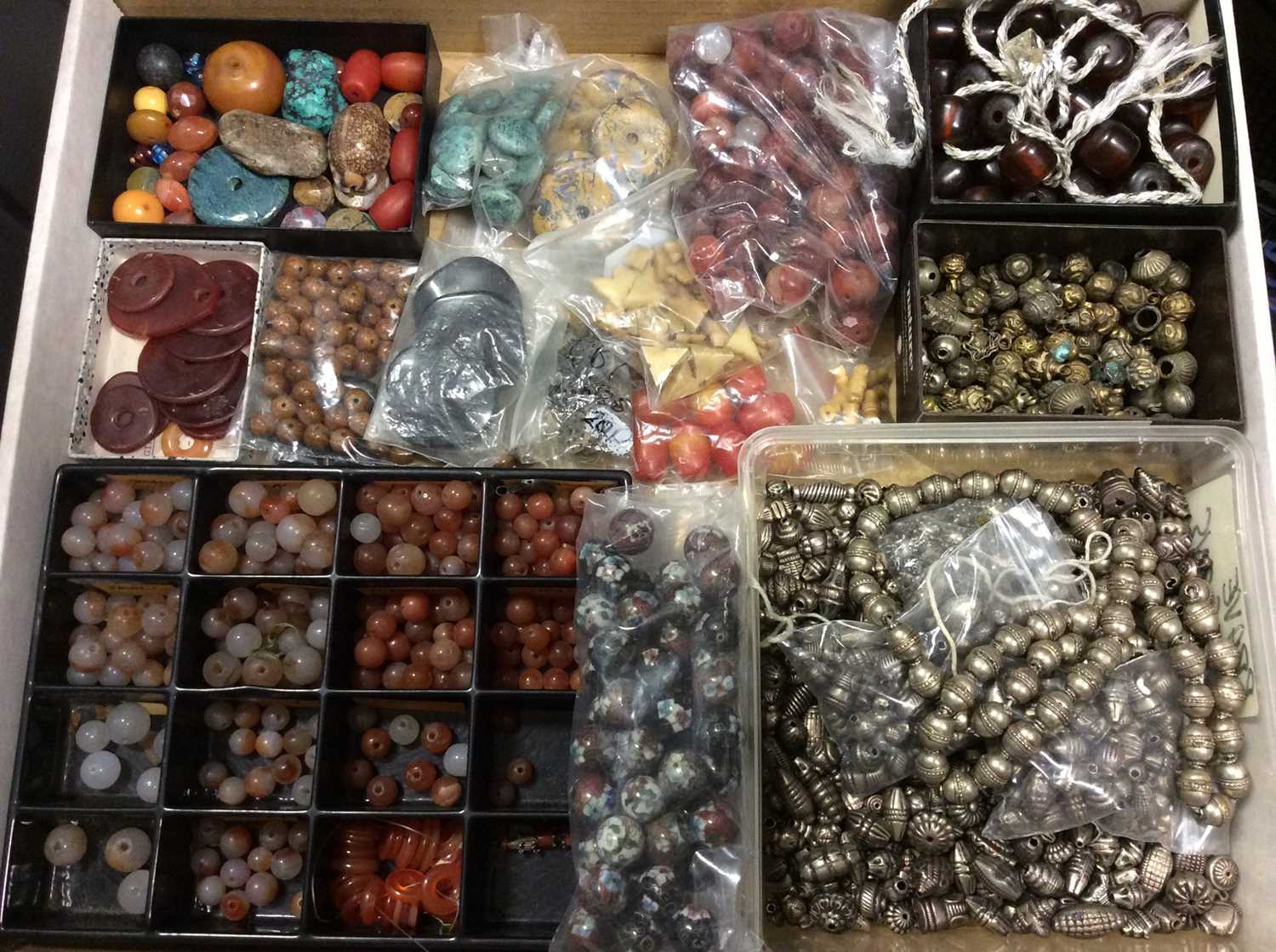 Lot 86 - Large collection of loose beads