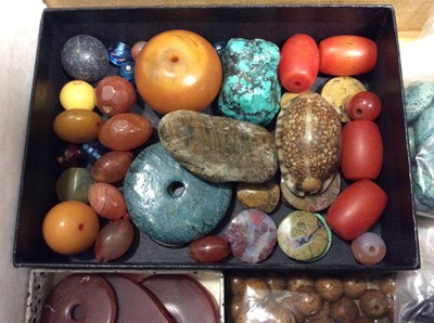 Lot 86 - Large collection of loose beads