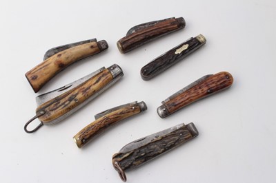 Lot 346 - Group of seven Victorian and later folding pocket knives / pen knives with horn grips (7)
