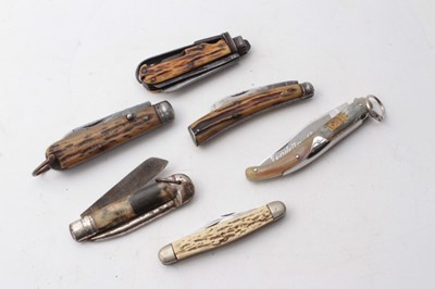 Lot 347 - Group of six Victorian and later folding pocket knives / pen knives with horn grips (6)
