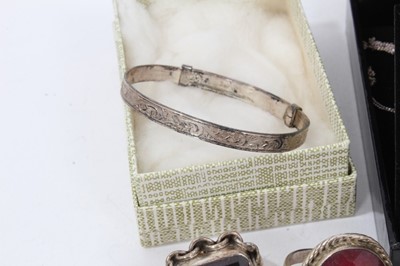 Lot 107 - Group silver and white metal jewellery
