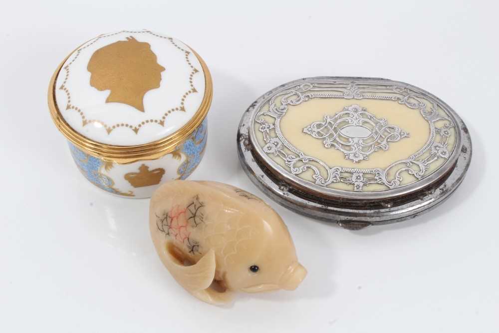 Lot 110 - 19th c. French silver and ivory purse, trinket box and netsuke (3)
