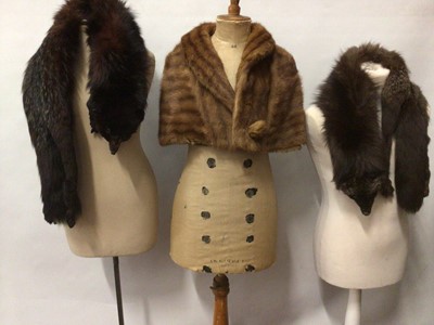 Lot 1811 - Mink capelet and two fox fur stoles plus a selection of narrow fur stoles and fur collars.