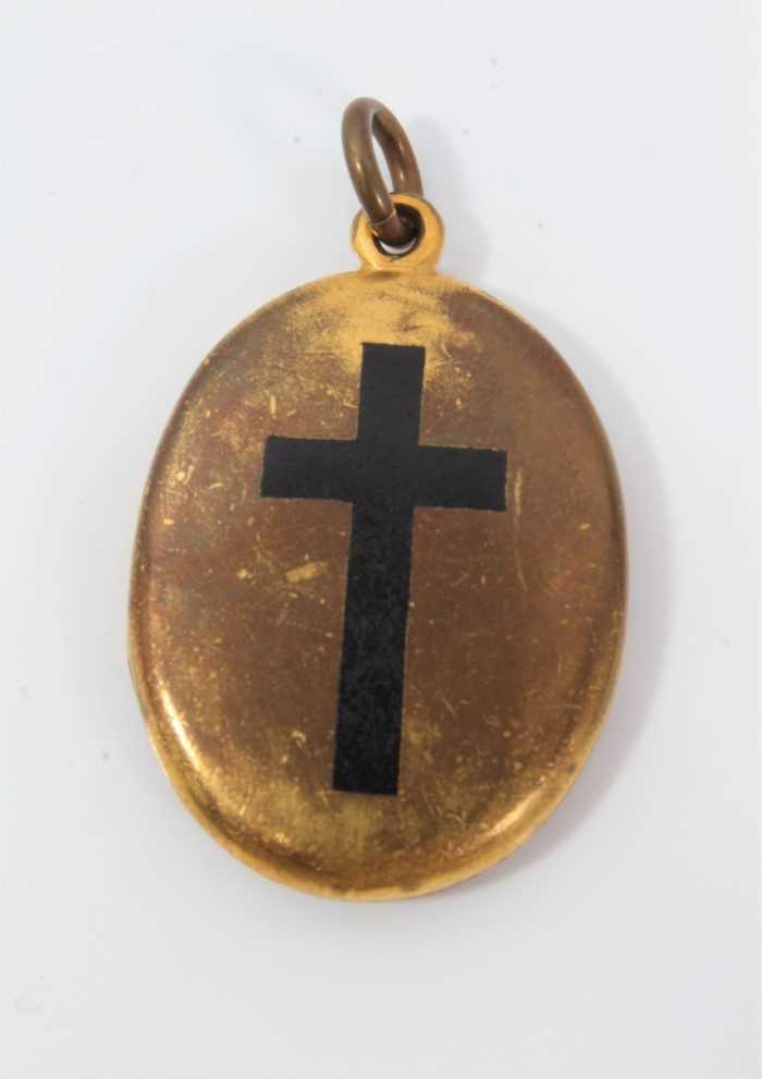 Lot 130 - Victorian 18ct gold oval locket with enamelled cross decoration