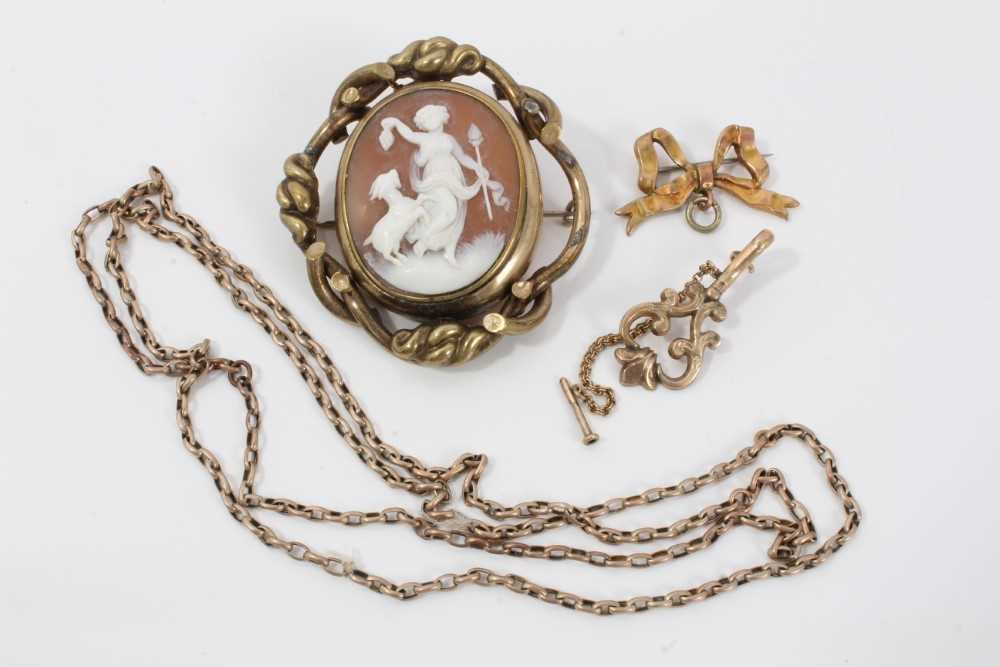 Lot 134 - Victorian cameo brooch and yellow metal jewellery