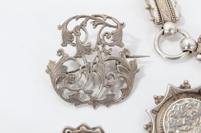 Lot 139 - Collection of Victorian and later silver jewellery