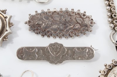Lot 139 - Collection of Victorian and later silver jewellery